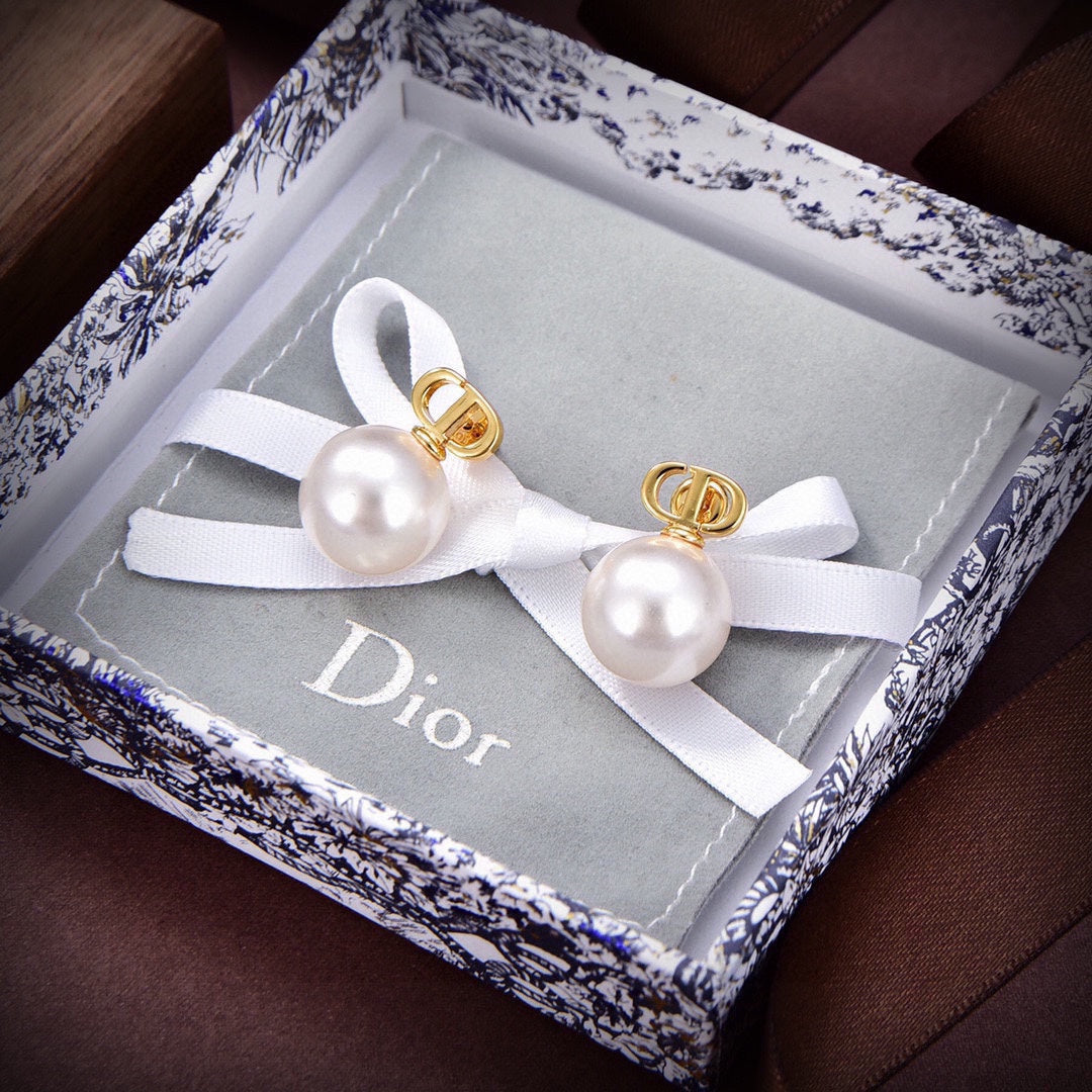 D logo and one pearl earrings