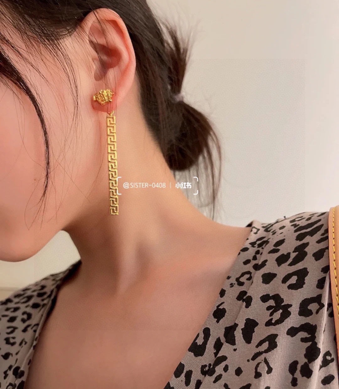 V gold earrings