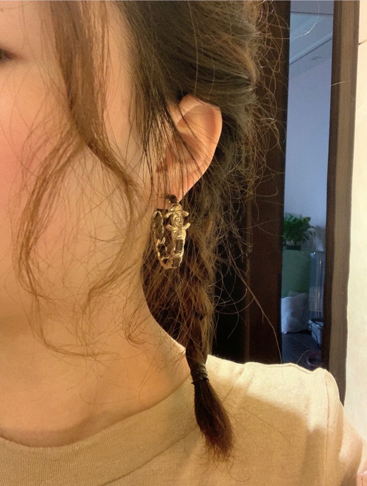 C rounded black earrings