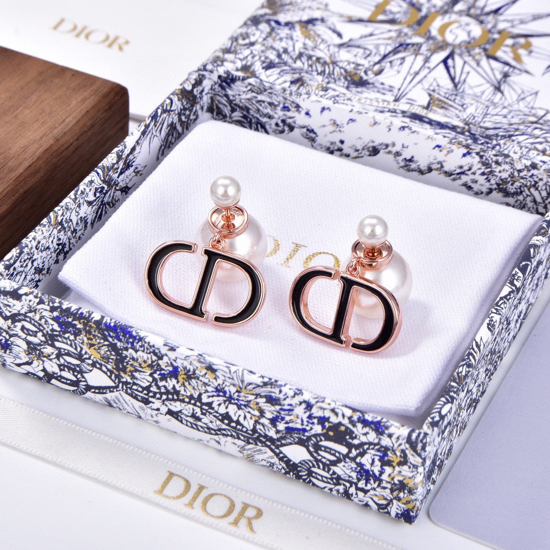 D logo with diamonds and pearls earrings