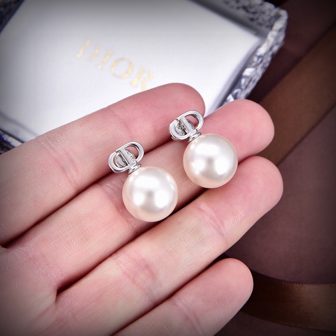 D logo and one pearl earrings