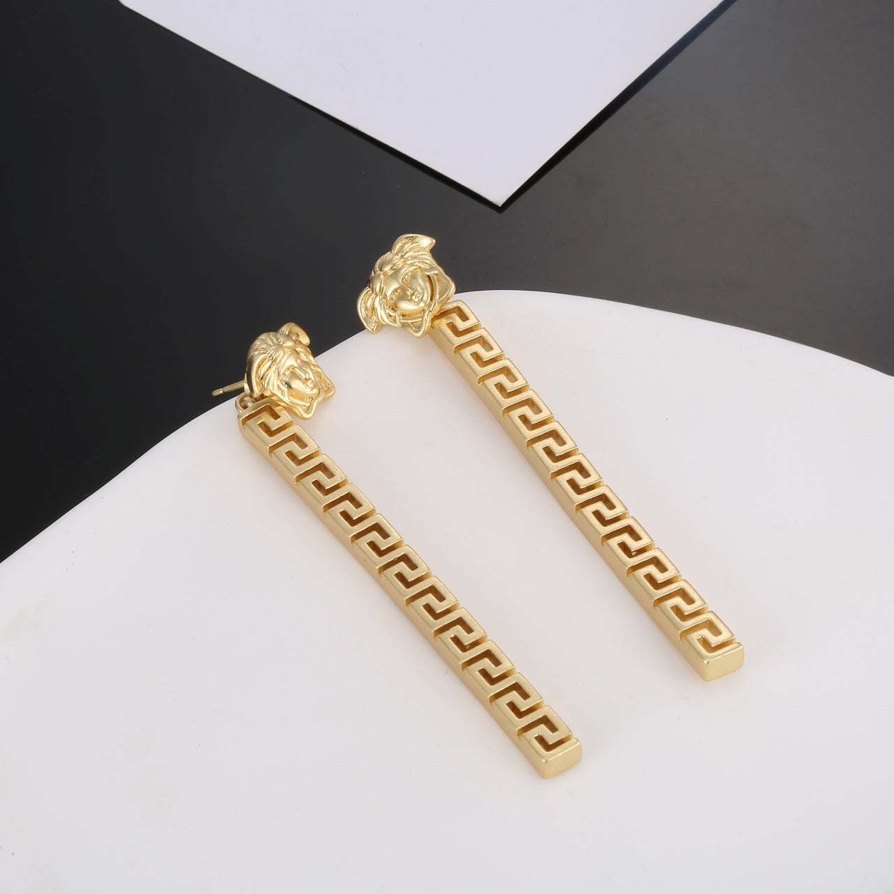 V gold earrings