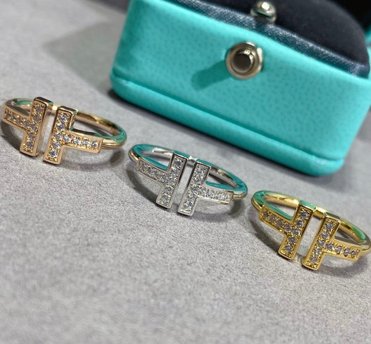 T ring with diamonds